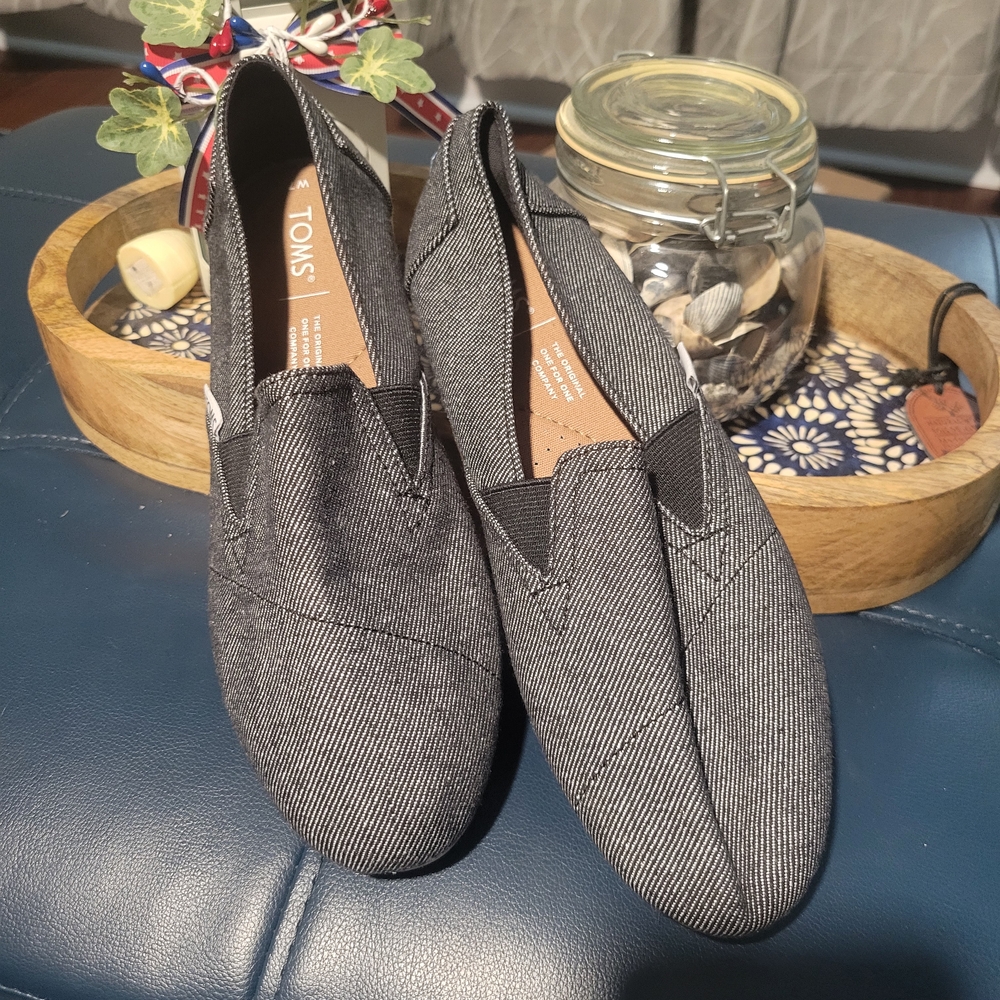 TOMS Womans Black Slip-On Shoes
